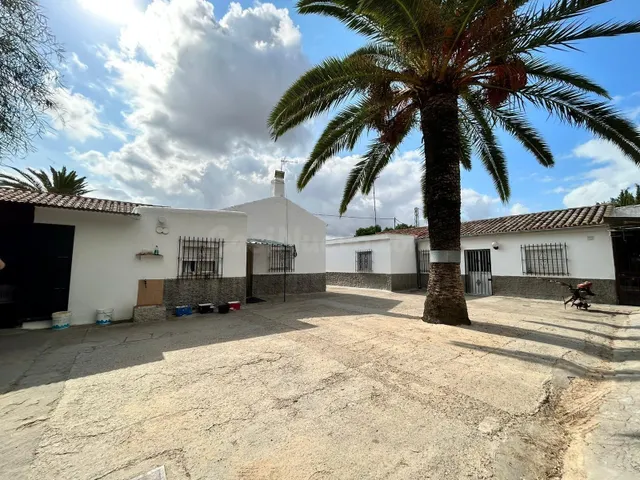 TERRENO EN VENTA CON CASAS, NAVES, TRASTEROS, MAQUINARIA... - foto 4