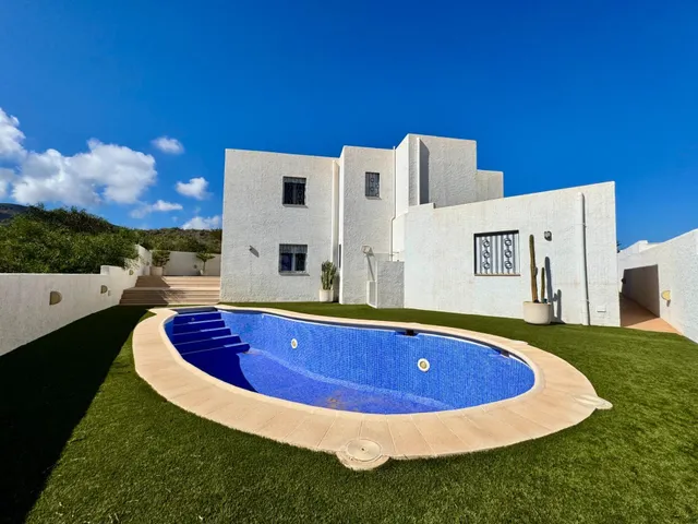 Chalet de 2 dormitorios y 4 baños con garaje y piscina priva - foto 3