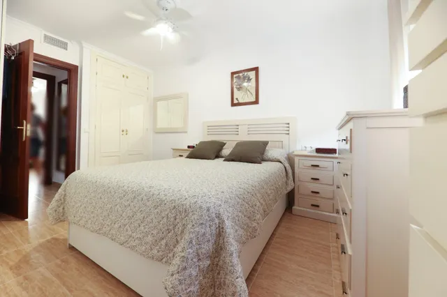 Amplio piso de 3 dormitorios con terraza, garaje y trastero en Las Lagunas — 17