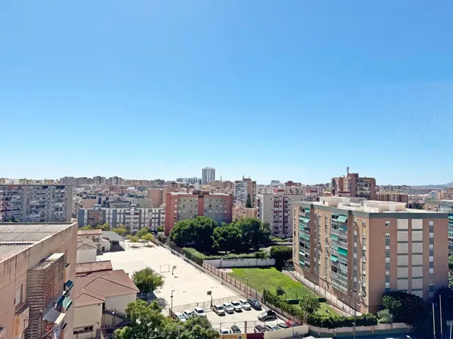 Amplio piso en esquina todo exterior con terraza y vistas al mar junto a Vialia y Avenida de Andalucía. — 2
