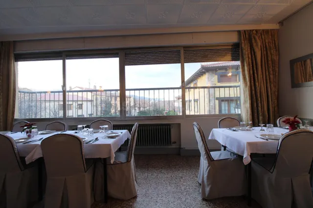 Edificio hotelero con restaurante funcionando en Rascafría - foto 4