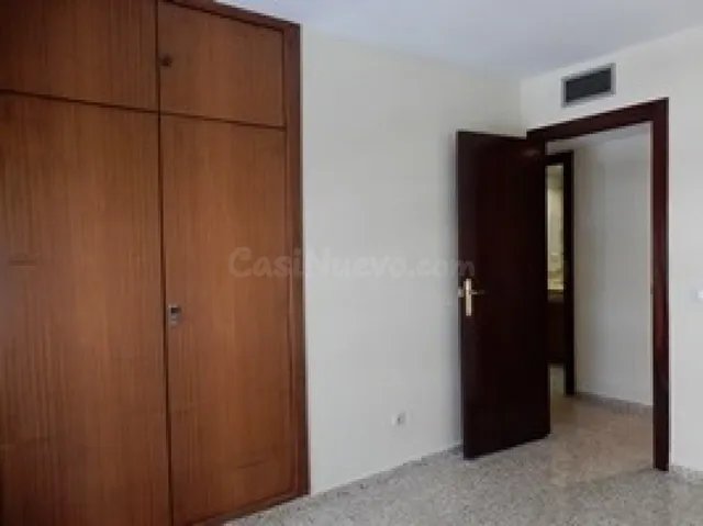 Piso de 4 habitaciones, 2 baños, salón, cocina y terraza. - foto 4