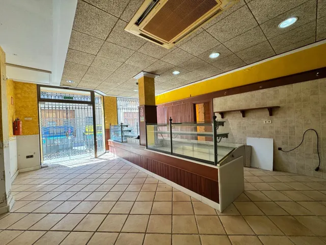 ¿Buscas un espacio listo para arrancar tu panadería-cafetería a solo unos pasos del Mediterráneo? Este amplio local en pleno centro de Pinedo combina la afluencia turística de la playa con la cli — 24