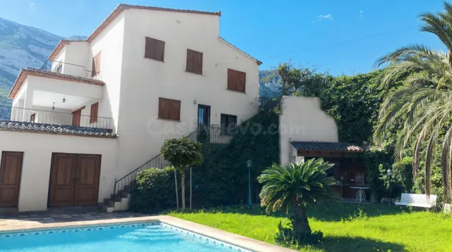 Exclusiva villa mediterránea en el Montgó + Proyecto de refo