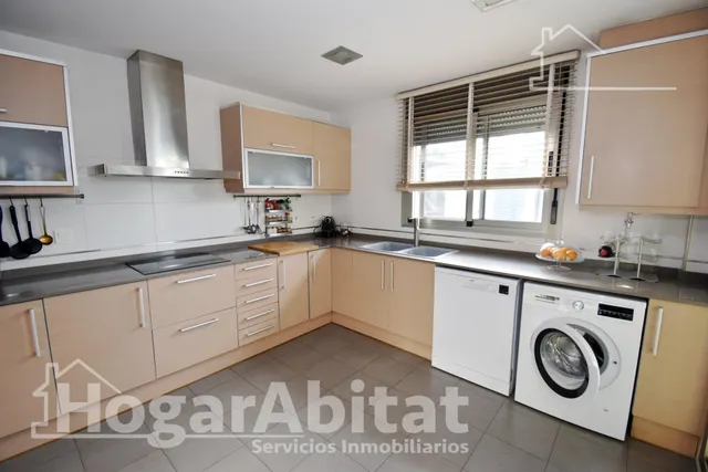 PRECIOSO ADOSADO PAREADO CON PISCINA, 3 TERRAZAS Y BARBACOA  JUNTO AL PUERTO — 12