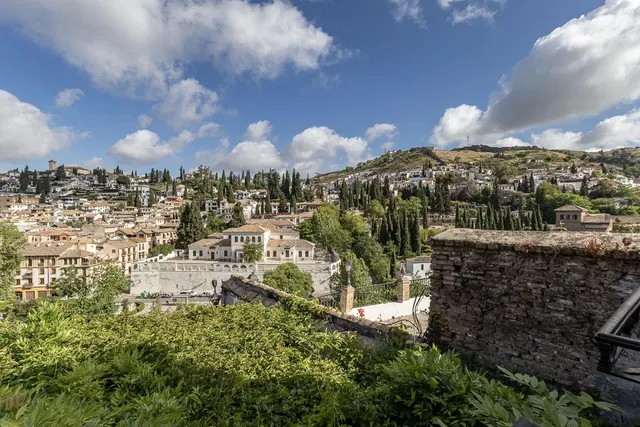 PRECIOSA CASA CON VISTAS A LA ALHAMBRA — 28