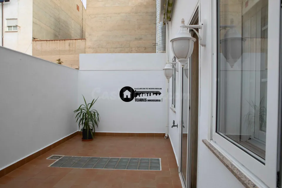 Se vende edificio completo de tres plantas  con garaje, patios privados y solárium