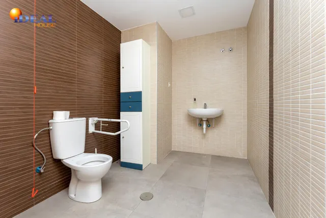 LOCAL COMERCIAL JUNTO AL CAMPUS DE LA SALUD — 25