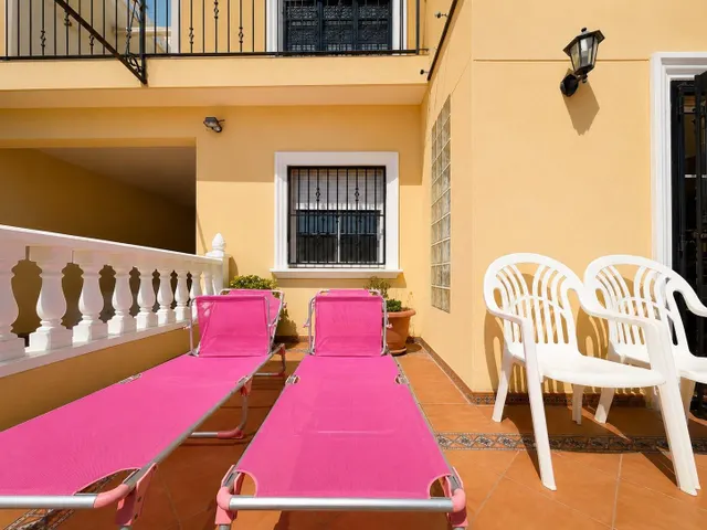 Villa independiente con piscina privada y 6 dormitorios junto a la Laguna Rosa de Torrevieja — 15