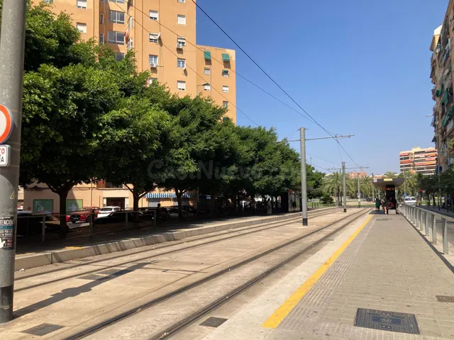 AMPLIA VIVIENDA DE 4 DORMITORIOS Y ASCENSOR EN CAROILINAS AL
