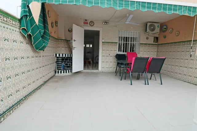 ADOSADO REFORMADO DE ESQUINA A UN PASO DE LA PLAYA