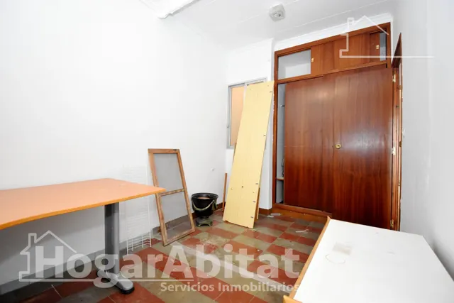¡OPORTUNIDAD DE INVERSIÓN! CASA CON BALCÓN Y PATIO EN EL CENTRO — 24