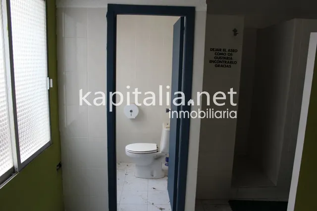 Se alquila  local comercial — 17