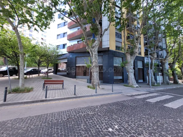 Tu negocio en un amplio local en bruto de l'Eixample de Figu