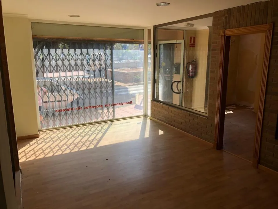 LOCAL COMERCIAL DE 198 METROS CUADRADOS