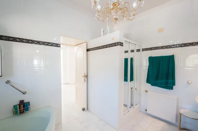 Amplia villa con vistas panorámicas al mar y pista de tenis privada en Calpe — 38
