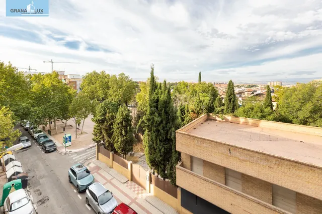En Venta Piso de 4 dormitorios con ascensor, ideal para reformar a tu gusto. — 28