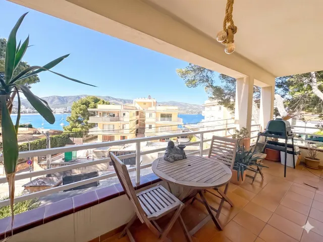 Apartamento en esquina con vistas al mar y gran balcón a 250