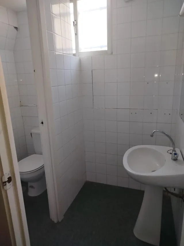 Se alquila local ideal para consulta u oficinas  entre el Hospital Puerta Del Mar y Paseo Maritimo. — 17