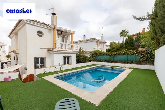 Casa independiente con piscina en La Zubia. — 35