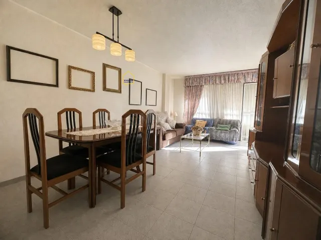 Piso de 4 dormitorios, patio y garaje a la venta en Cervantes — 3