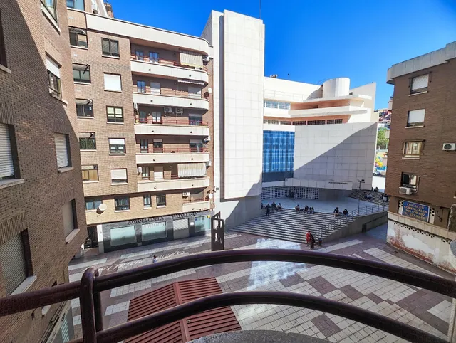 Piso Zona Plaza Mariana Pineda. — 22