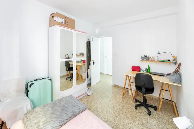 Venta de piso de 4 dormitorios y 2 baños en Granada (Zona Centro) — 13