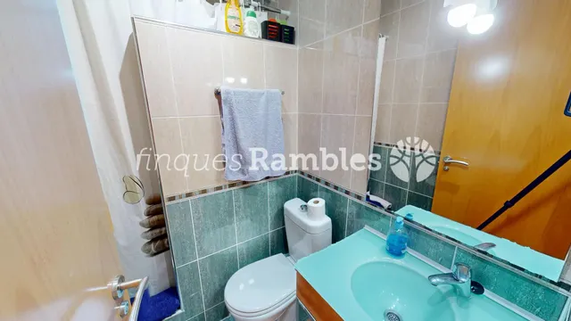 Amplio piso de 4 habitaciones en el centro de Vilanova del Camí — 11