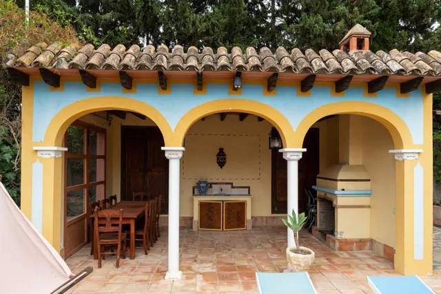 Ponemos a la venta este precioso y peculiar chalet con piscina privada. — 16