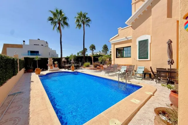 Villa Independiente Orientada al Sur con Vistas al Mar, Pisc - foto 3
