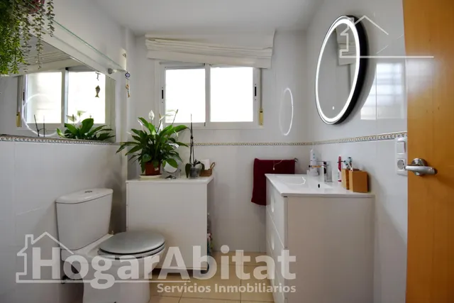 PRECIOSO ADOSADO EN URBANIZACIÓN CON PISCINA, GARAJE Y TERRAZA — 50