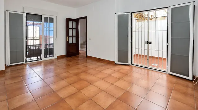 VIVIENDA ADOSADA EN CAMPOSOTO CON PATIOS Y  AZOTEA — 6