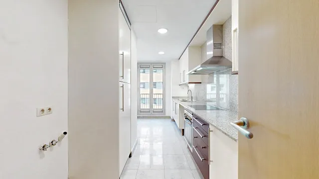 Poblenou: luz natural, dos amplias habitaciones y parking y trastero incluidos en el precio. — 26