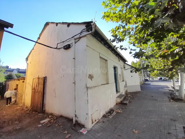 CASA CON PATIO PARA RESTAURAR EN FLORES DEL SIL. 25.000 € NE - foto 2
