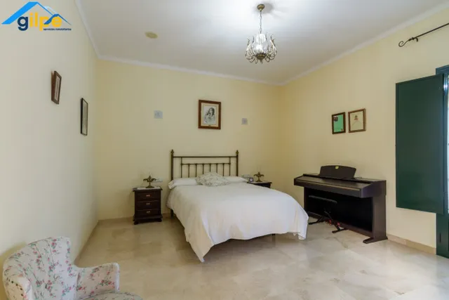 MARAVILLOSA CASA ADOSADA EN UNA ZONA CÉNTRICA DE MARCHENA — 7