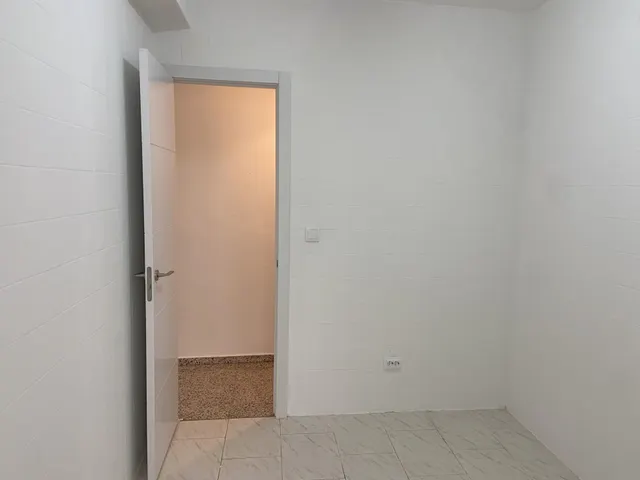 Piso en Avenida Almogávares. Tres dormitorios. Dos terrazas. — 12