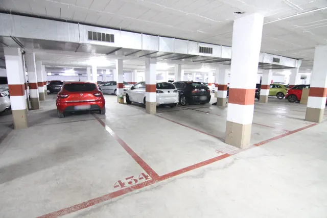 Se vende plaza de aparcamiento para coche mediano zona Bon Preu — 2