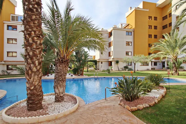 Soleado apartamento con vistas a la piscina en La Entrada, Punta Prima, Costa Blanca — 46