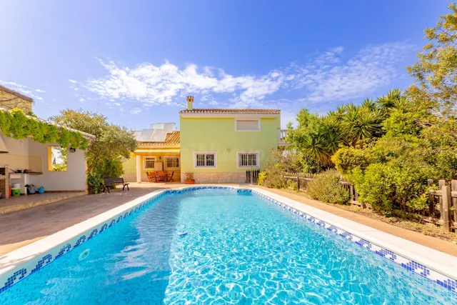 Vivir como en vacaciones: chalet con piscina y jardín, todo 