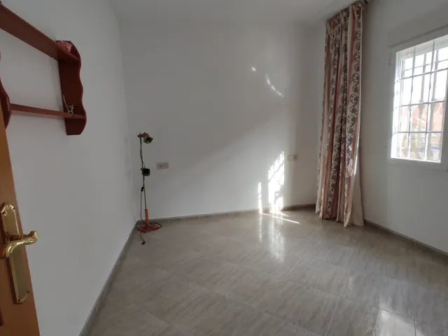 CASA EN UNA PLANTA !! Tres dormitorios, dos baños, patio, cochera. — 14