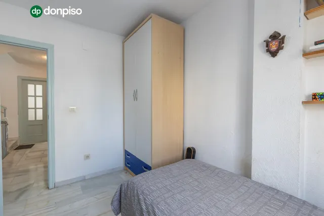 Casa independiente con piscina en La Zubia. — 14