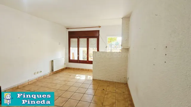 CASA PLANTA BAJA CON 2 VECINOS CON JARDÍN — 4