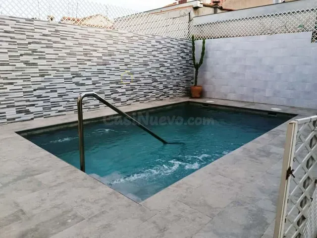 Chalet de 6 dormitorios y piscina privada, a la venta en Lor