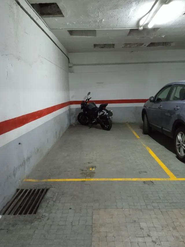 PLAZA DE PARKING GRANDE PARA COCHE Y MOTO — 2