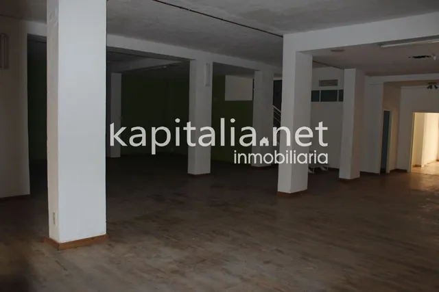 Se alquila  local comercial — 9