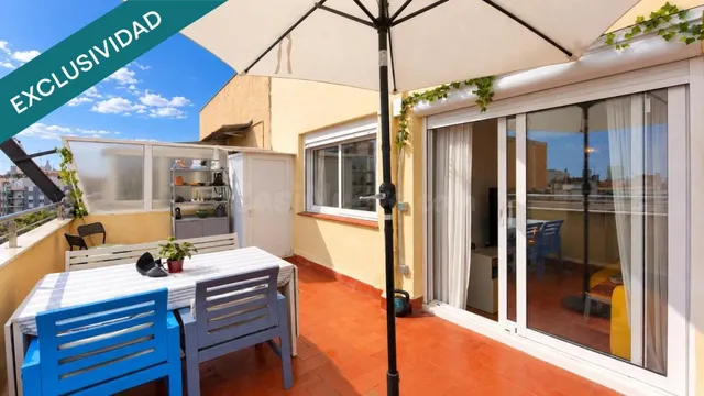 Ático reformado con terraza de 20 m², sol y vistas despejada - foto 2
