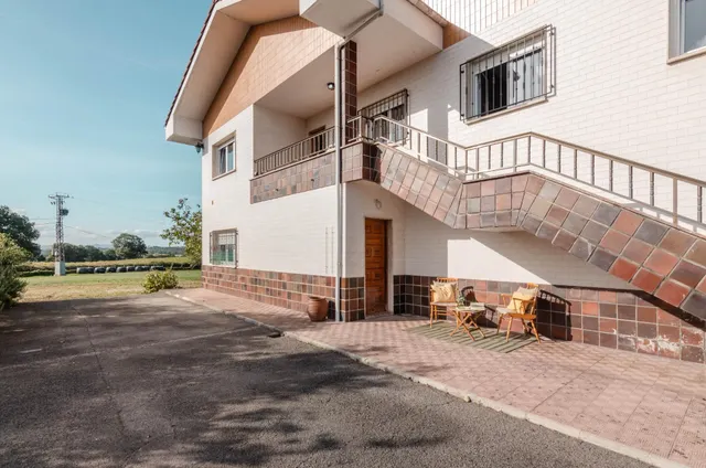Casa con finca, seis dormitorios y amplio garaje a tres minutos del centro de noreña — 33