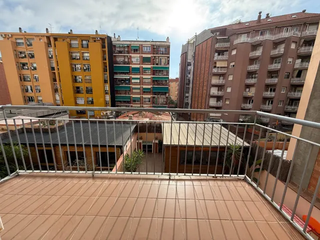 ¡Piso luminoso y tranquilo junto a La Sagrera! — 2