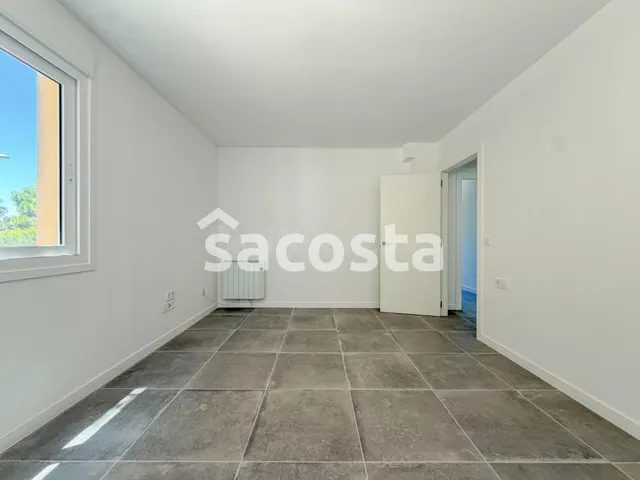 Amplio piso con  terraza, ideal como inversión o vivienda — 3