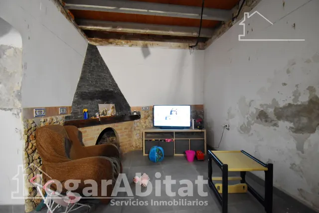 Casa luminosa y esquinera con balcón y dos terrazas, toda amueblada, en el centro — 24